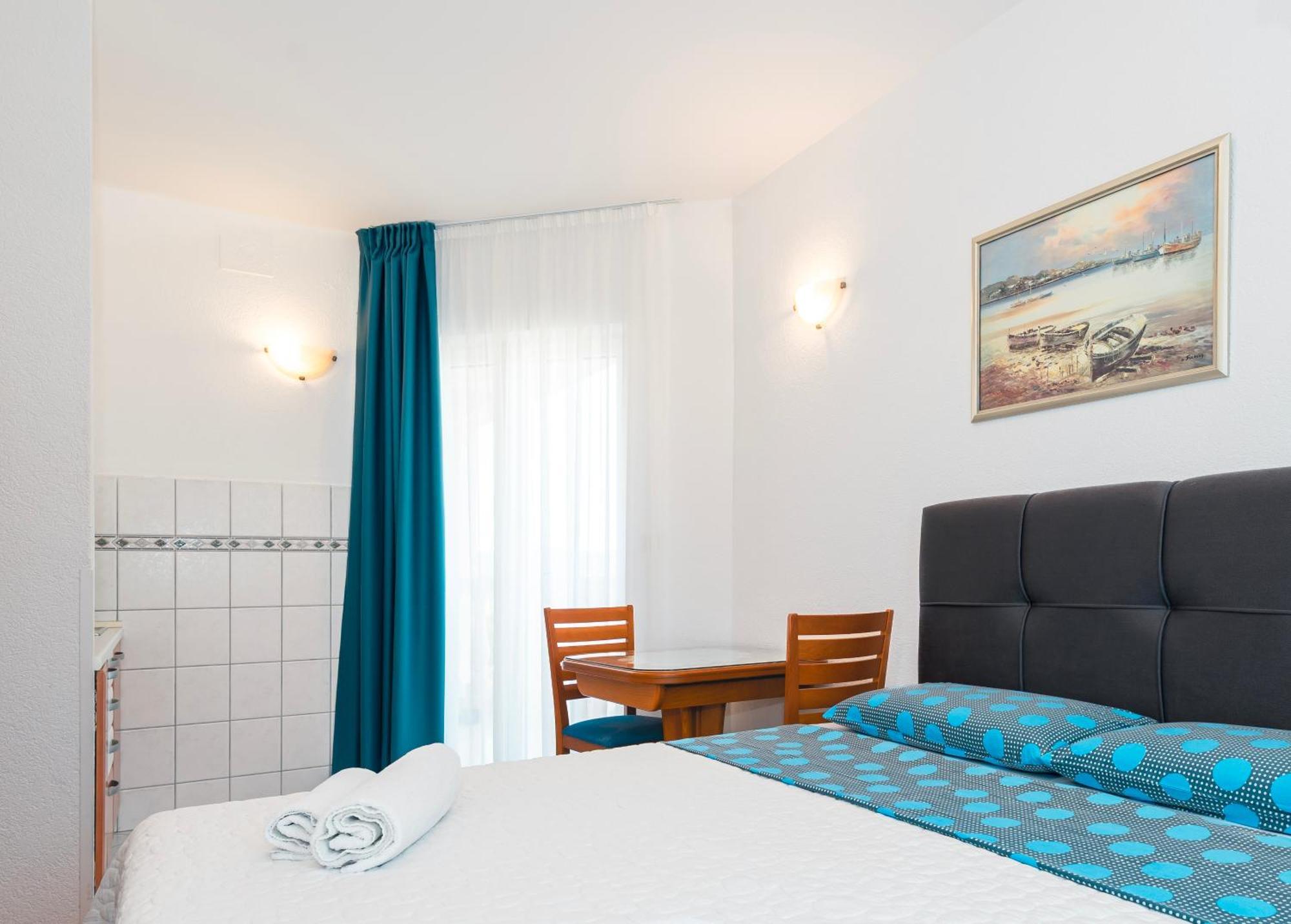 Apartments Plavi Biser شيبينيك الغرفة الصورة