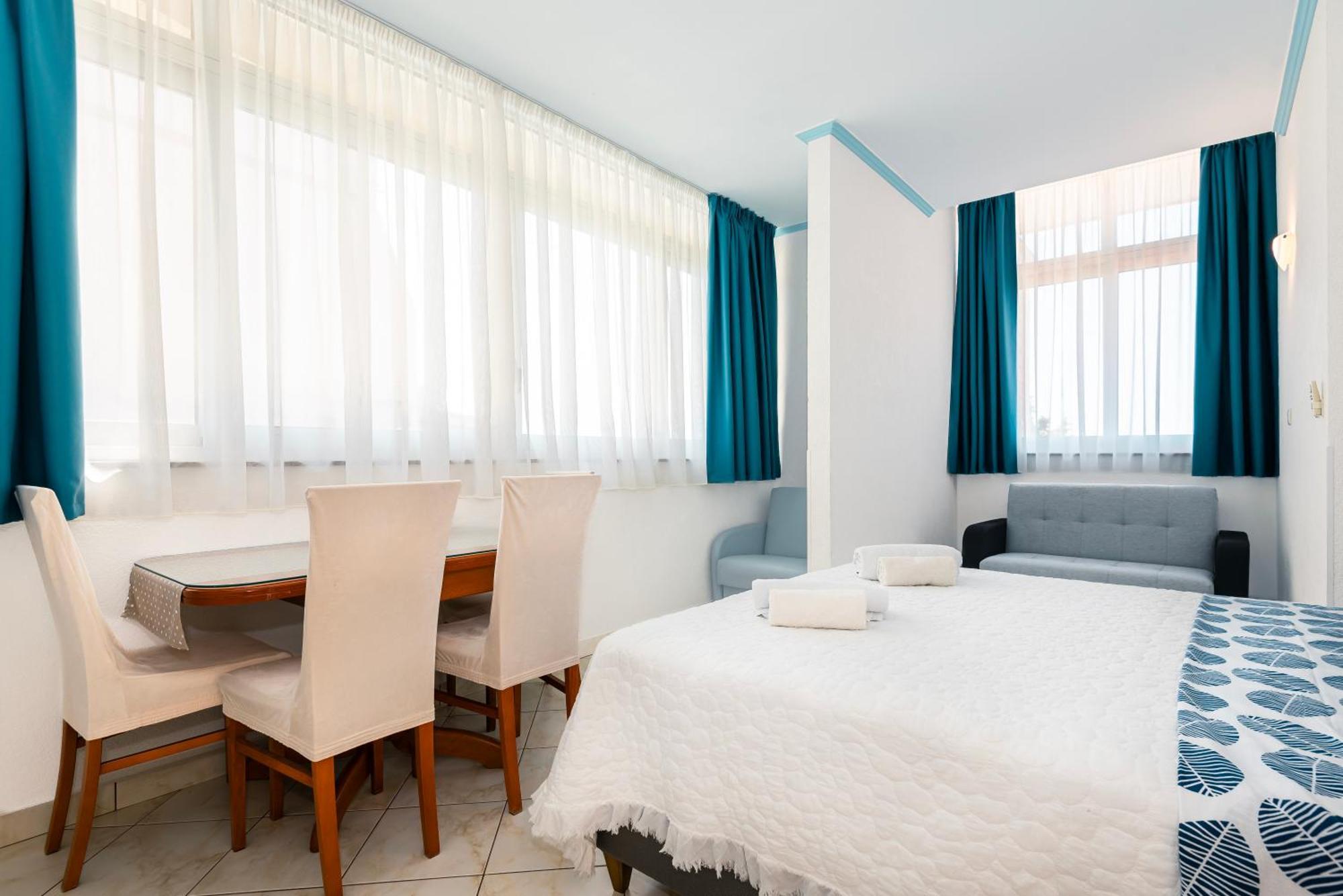 Apartments Plavi Biser شيبينيك الغرفة الصورة